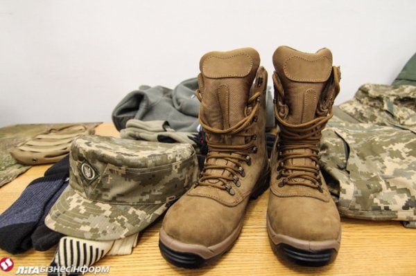 Нові зразки одягу і продовольчого пайка для військовослужбовців. ФОТО