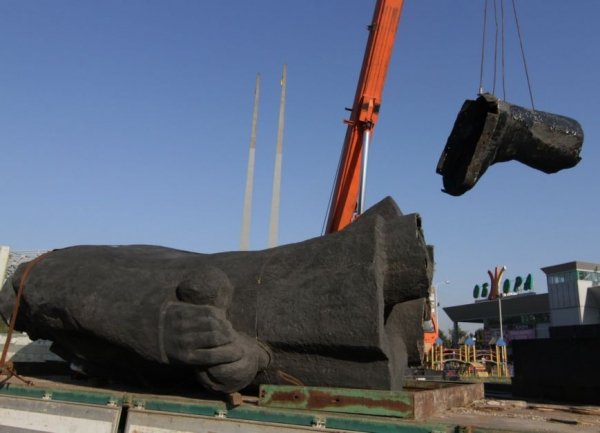 У Маріуполі знесли пам'ятник Леніну. ФОТО. ВІДЕО