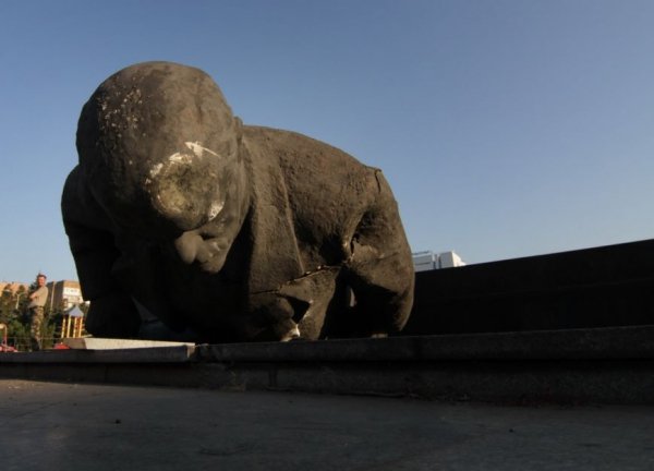 У Маріуполі знесли пам'ятник Леніну. ФОТО. ВІДЕО