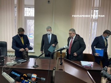 Адвокати наполягають, що Порошенко не підозрюваний: суд оголосив перерву у справі політика
