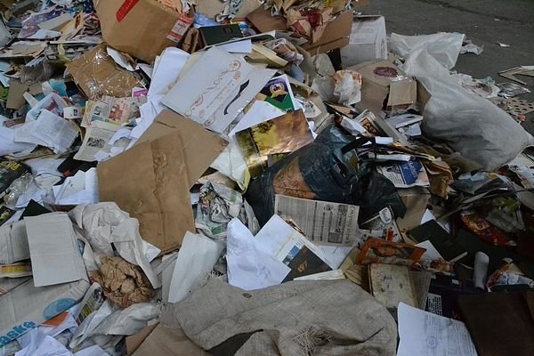 Луцьким школярам показали, як переробляють відходи та виробляють папір. ФОТО