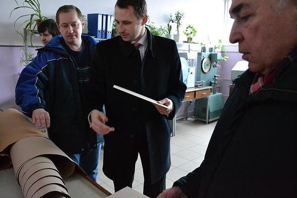 Луцьким школярам показали, як переробляють відходи та виробляють папір. ФОТО