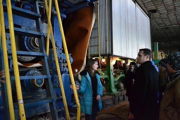 Луцьким школярам показали, як переробляють відходи та виробляють папір. ФОТО