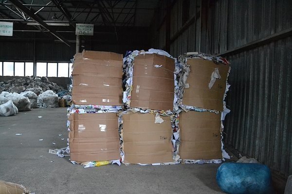 Луцьким школярам показали, як переробляють відходи та виробляють папір. ФОТО