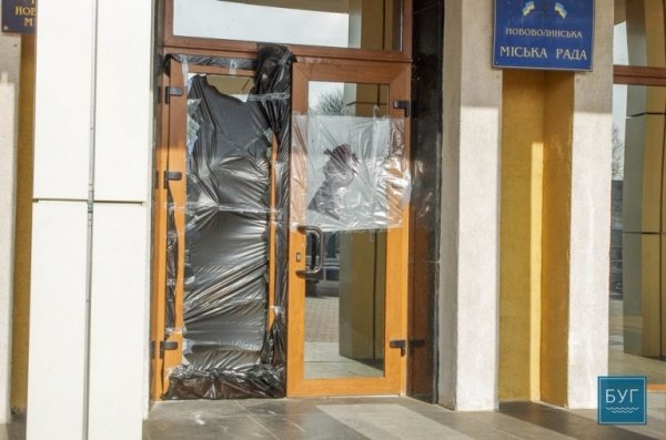У Нововолинській міськраді пошкодили двері. ФОТО