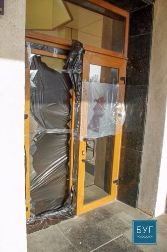 У Нововолинській міськраді пошкодили двері. ФОТО