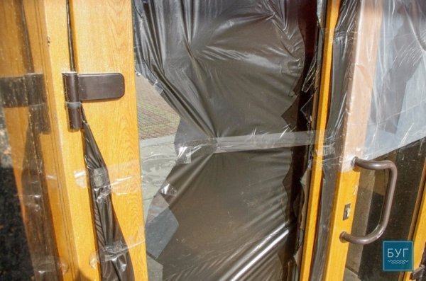 У Нововолинській міськраді пошкодили двері. ФОТО