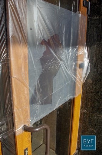 У Нововолинській міськраді пошкодили двері. ФОТО