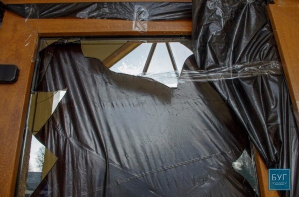 У Нововолинській міськраді пошкодили двері. ФОТО