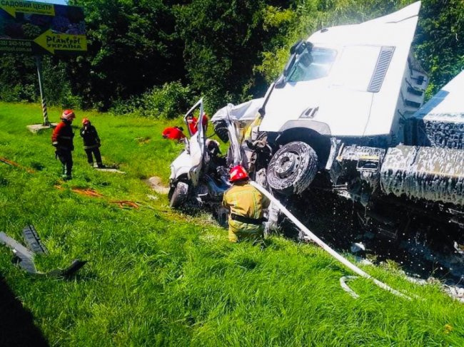 На Львівщині зіткнулися 4 авто: одна людина загинула. ФОТО