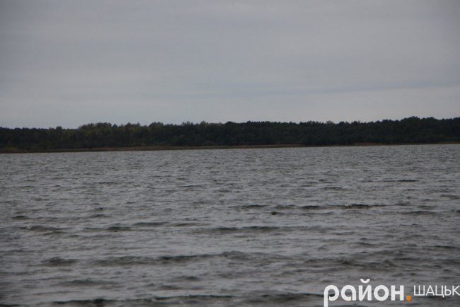 Холодний та грізний Люцимер: фото волинського озера