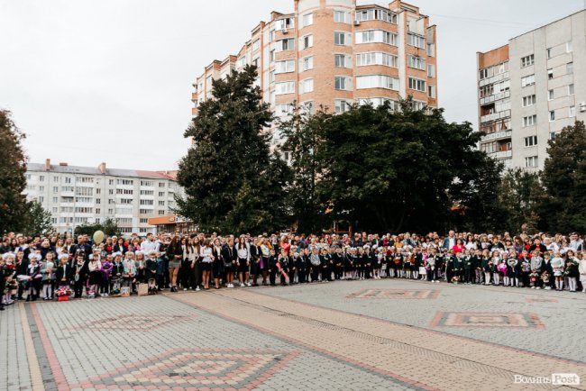 У Луцькому НВК №26 пролунав перший дзвінок. ФОТОРЕПОРТАЖ