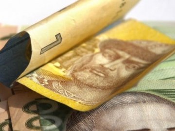В Україні середня зарплата скоротилась майже на 200 гривень