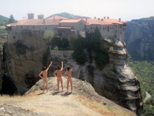 Нудисти-туристи «підірвали» інтернет. ФОТО