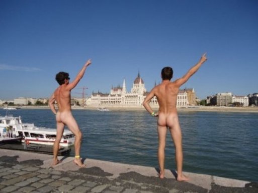 Нудисти-туристи «підірвали» інтернет. ФОТО