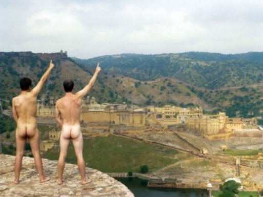 Нудисти-туристи «підірвали» інтернет. ФОТО