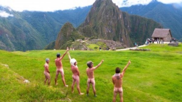 Нудисти-туристи «підірвали» інтернет. ФОТО