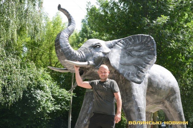 Біля луцького зоопарку встановили кількаметрові скульптури динозавра та слона. ФОТО