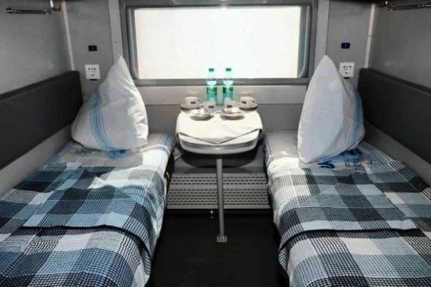 «Укрзалізниця» показала перші оновлені плацкартні вагони. ФОТО