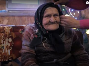 Не спала, щоб не погас вогонь: у бабусі, яка живе в полі на Волині, з'явилася власна сонячна панель