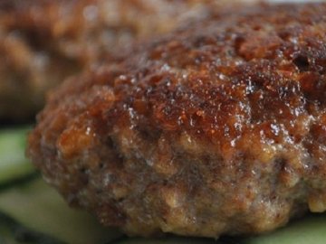 Хотіли повторно використати котлети: у школі Києва прибиральниця побилася з кухарями