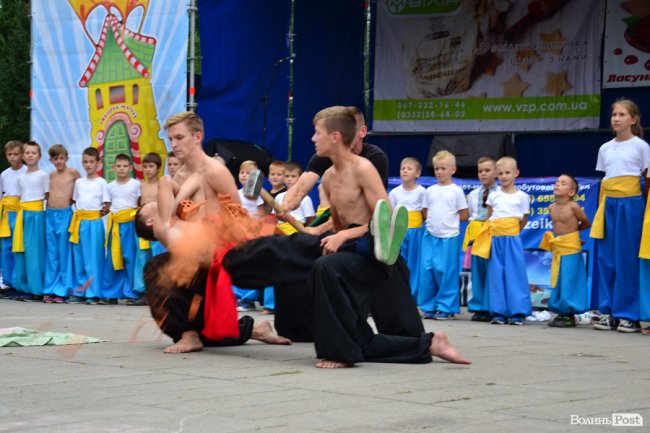 Цегла, скло та цвяхи: лучан вразив виступ учнів школи козацьких бойових мистецтв