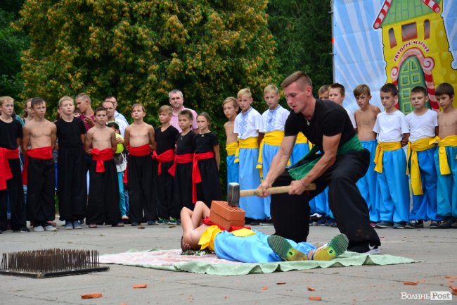 Цегла, скло та цвяхи: лучан вразив виступ учнів школи козацьких бойових мистецтв