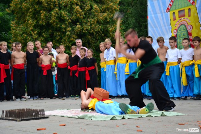 Цегла, скло та цвяхи: лучан вразив виступ учнів школи козацьких бойових мистецтв