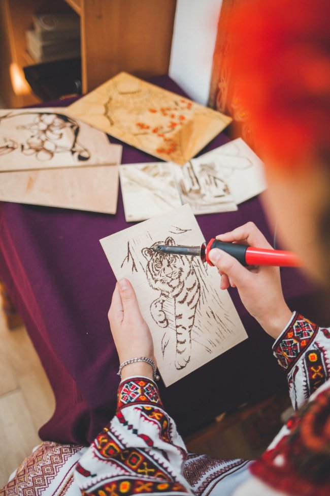 Волинянка малює картини вогнем та металом. ФОТО