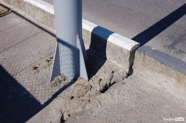 Луцькі «мости на мільйон» сипляться. ФОТО