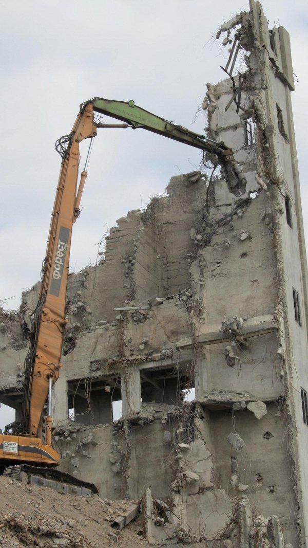 Як розбирають хлібокомбінат в Луцьку. ФОТО. ВІДЕО