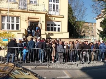 Українці за кордоном, стоячи у чергах до виборчої дільниці, співають гімн України. ВІДЕО