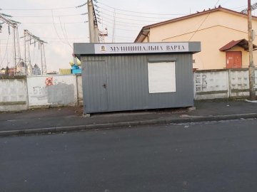 На Старому ринку розбили вікна тимчасової споруди муніципалів 