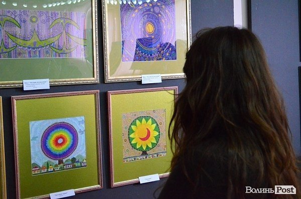 У Луцьку відкрили виставку вишивки Анжеліки Рудницької. ФОТО