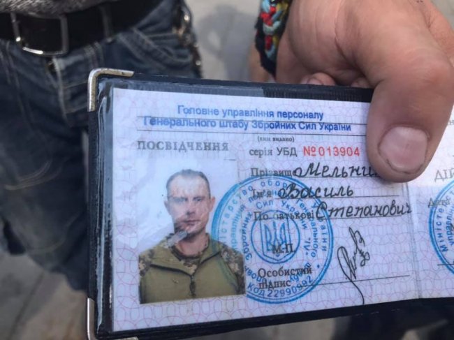 Біля фотостели Героям у центрі Луцька поскандалили айдарівці, волонтерка і поліція. ФОТО