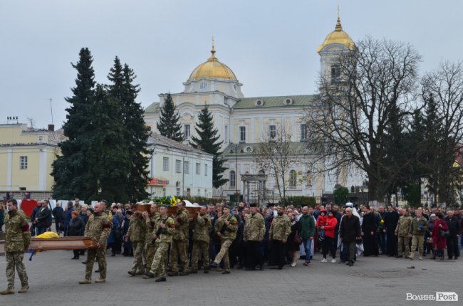 «Він захищав не лише свою сім‘ю»: у Луцьку попрощалися з Героєм. ФОТОРЕПОРТАЖ