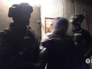 Поліцейський з Луцька, якого спіймали на 3 тисячах доларів хабара, звільнився