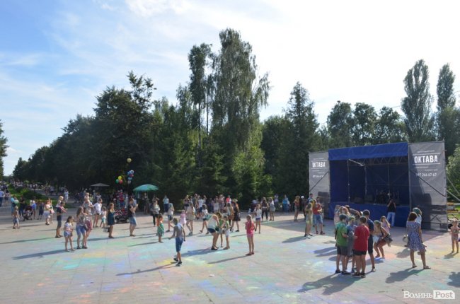 Кольорова подія року: як у Луцьку святкують День молоді. ФОТО