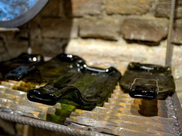 Луцька майстриня виготовляє незвичний посуд із пляшок