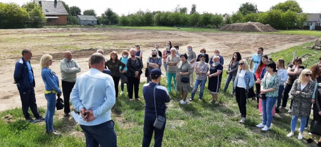 Громаду села Липини заспокоюють: шкільний стадіон не продали, а облаштовують на ньому професійне футбольне поле. ФОТО