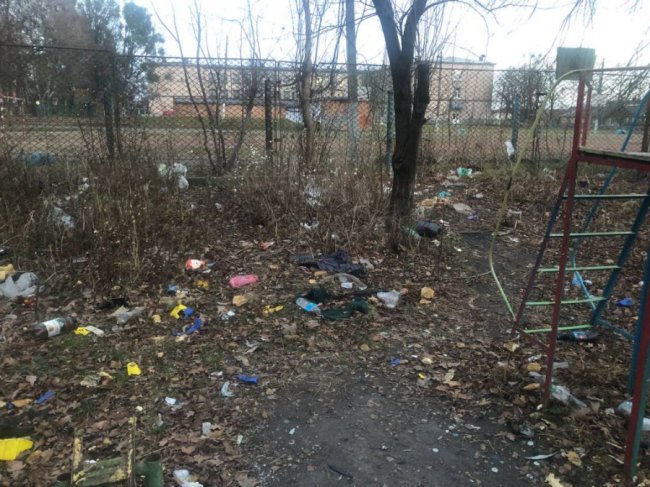 Сміття розлітається по всій окрузі: мешканці волинського міста скаржаться на майданчик для відходів. ФОТО