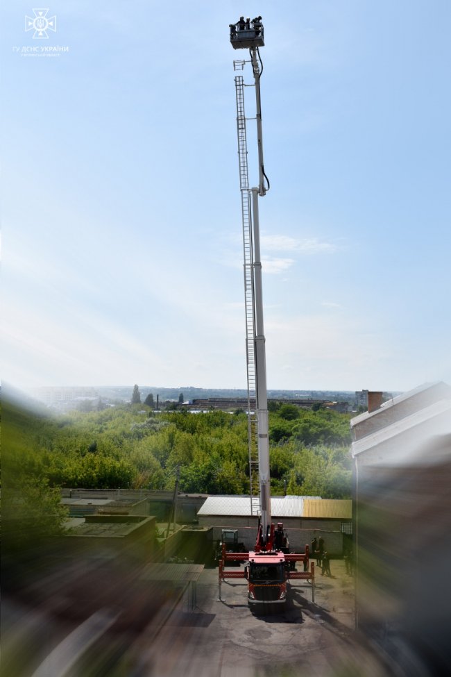 У Луцьку рятувальники вчилися працювати на новому 45-метровому підйомнику. ФОТО