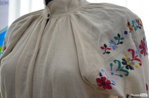 Дітей навчали вишивати собі сорочки-обереги. ФОТО