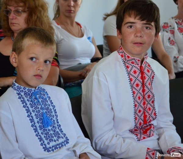 Дітей навчали вишивати собі сорочки-обереги. ФОТО