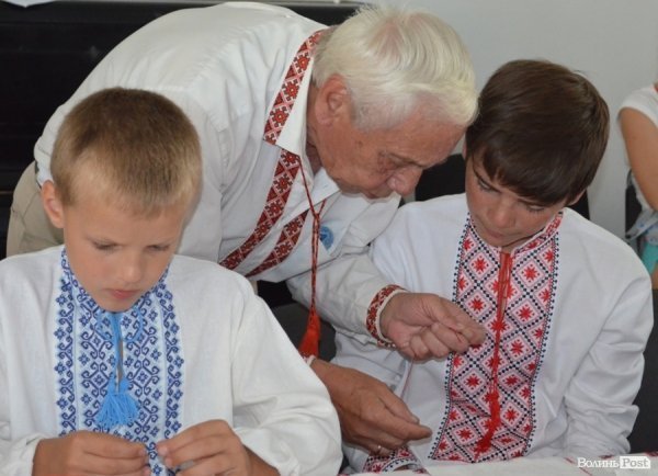 Дітей навчали вишивати собі сорочки-обереги. ФОТО