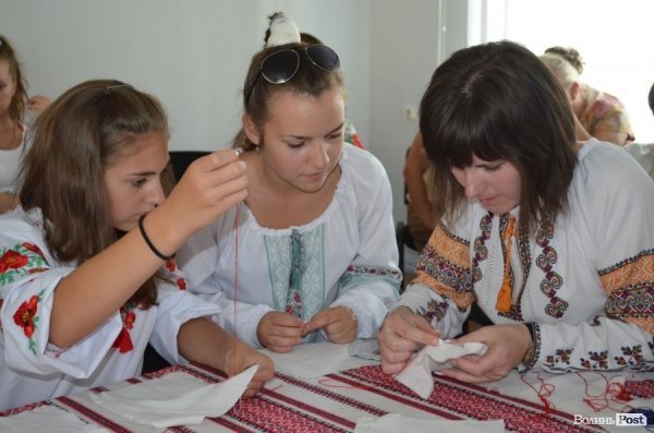 Дітей навчали вишивати собі сорочки-обереги. ФОТО