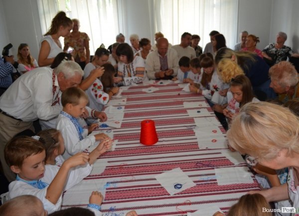 Дітей навчали вишивати собі сорочки-обереги. ФОТО