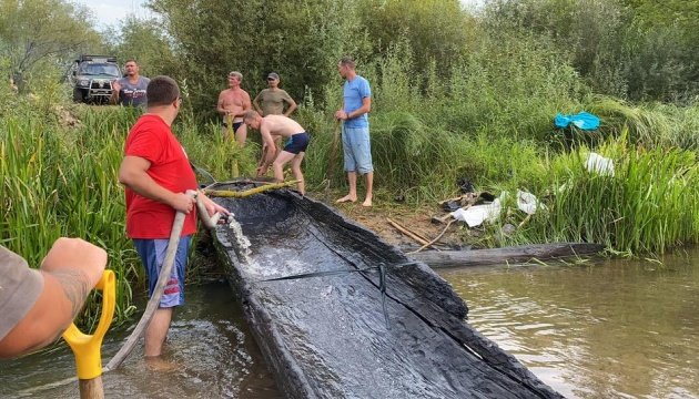 Із дна річки на Рівненщині підняли стародавній човен-довбанку. ФОТО