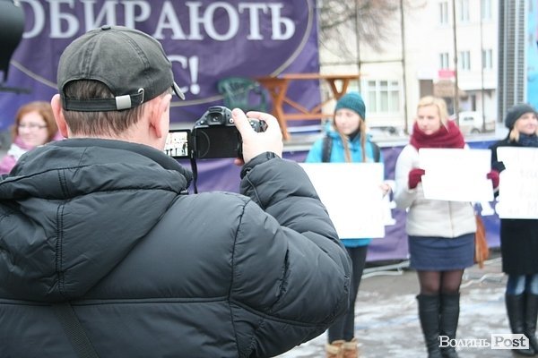 У центрі Луцька жінки дякували чоловікам за Євромайдан. ФОТО