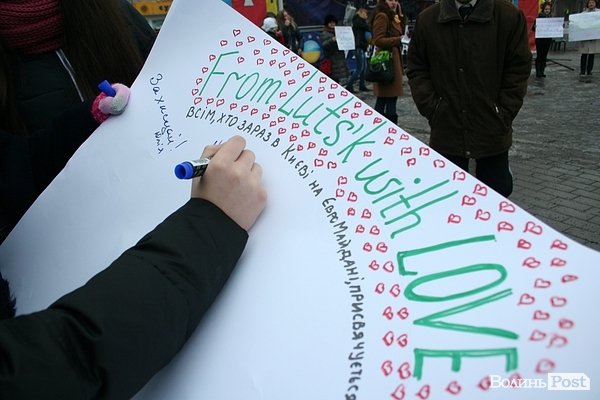 У центрі Луцька жінки дякували чоловікам за Євромайдан. ФОТО